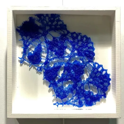 SERAP BEDEL — “Ezo Gelinin Çeyizi” "Ezo Gelinin Çeyizi" eseri SERAP BEDEL tarafından 25x25 cm ölçülerinde Kalıpta Şekillendirme tekniği ile yapılmıştır.