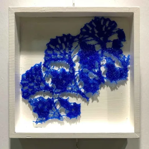SERAP BEDEL — “Ezo Gelinin Çeyizi” "Ezo Gelinin Çeyizi" eseri SERAP BEDEL tarafından 25x25 cm ölçülerinde Kalıpta Şekillendirme tekniği ile yapılmıştır.