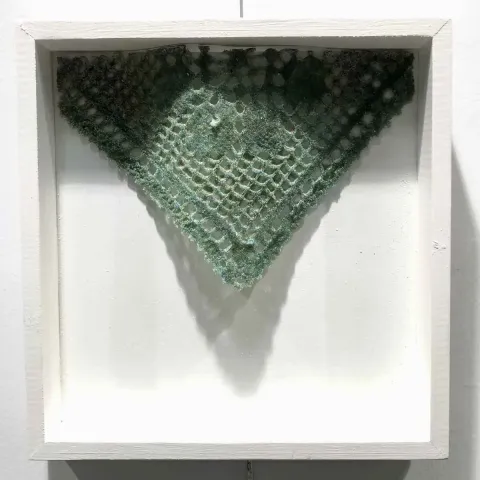 SERAP BEDEL — “Ezo Gelinin Çeyizi” "Ezo Gelinin Çeyizi" eseri SERAP BEDEL tarafından 25x25 cm ölçülerinde Kalıpta Şekillendirme tekniği ile yapılmıştır.