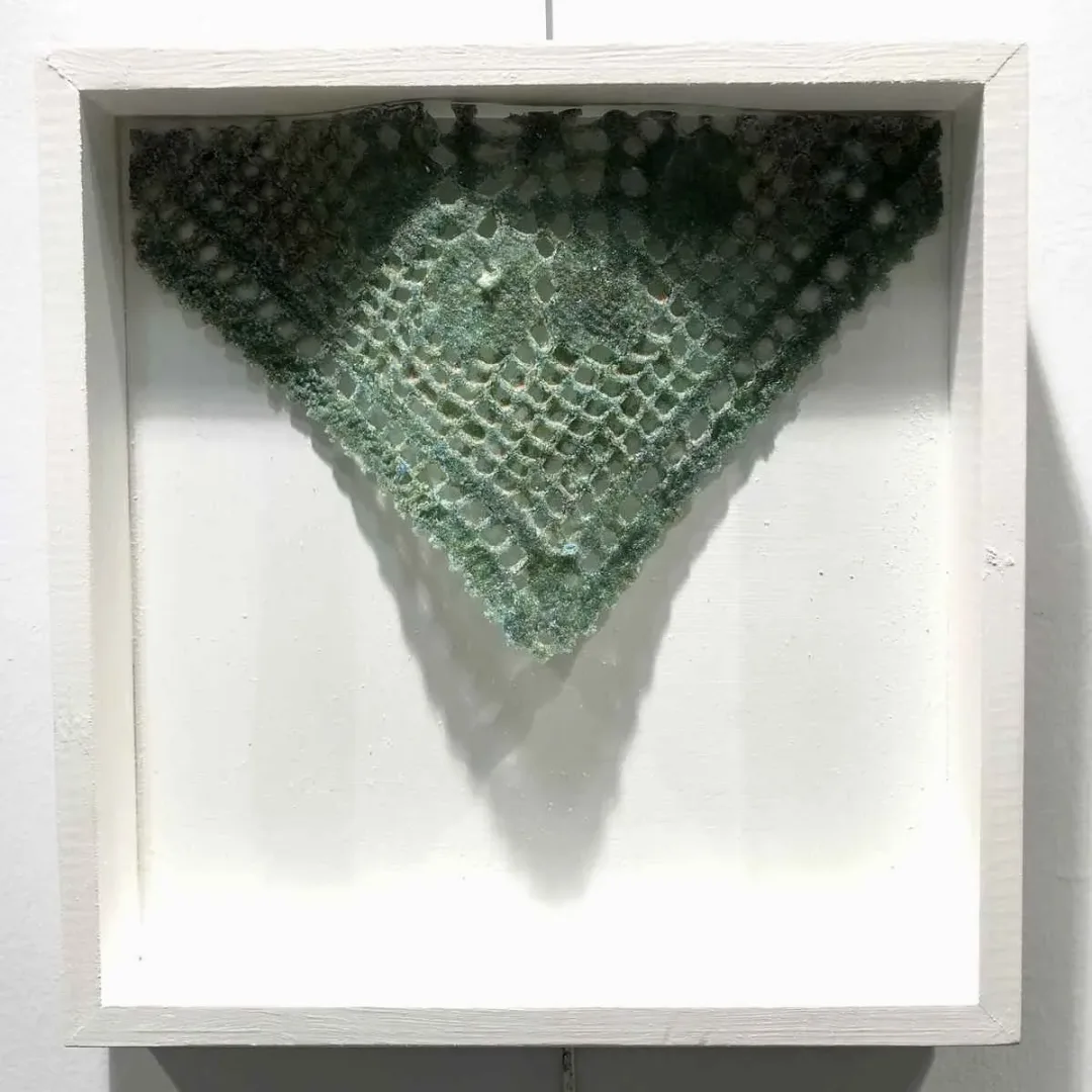 yakınlaştır "Ezo Gelinin Çeyizi" eseri SERAP BEDEL tarafından 25x25 cm ölçülerinde Kalıpta Şekillendirme tekniği ile yapılmıştır.