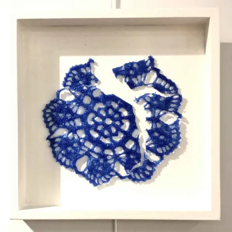 SERAP BEDEL — “Ezo Gelinin Çeyizi” "Ezo Gelinin Çeyizi" eseri SERAP BEDEL tarafından 25x25 cm ölçülerinde Kalıpta Şekillendirme tekniği ile yapılmıştır.