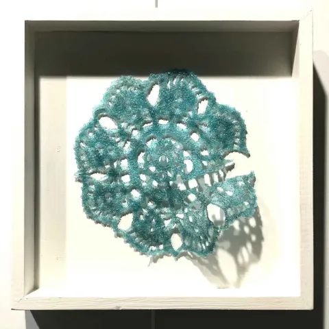 SERAP BEDEL — “Ezo Gelinin Çeyizi” "Ezo Gelinin Çeyizi" eseri SERAP BEDEL tarafından 25x25 cm ölçülerinde Kalıpta Şekillendirme tekniği ile yapılmıştır.