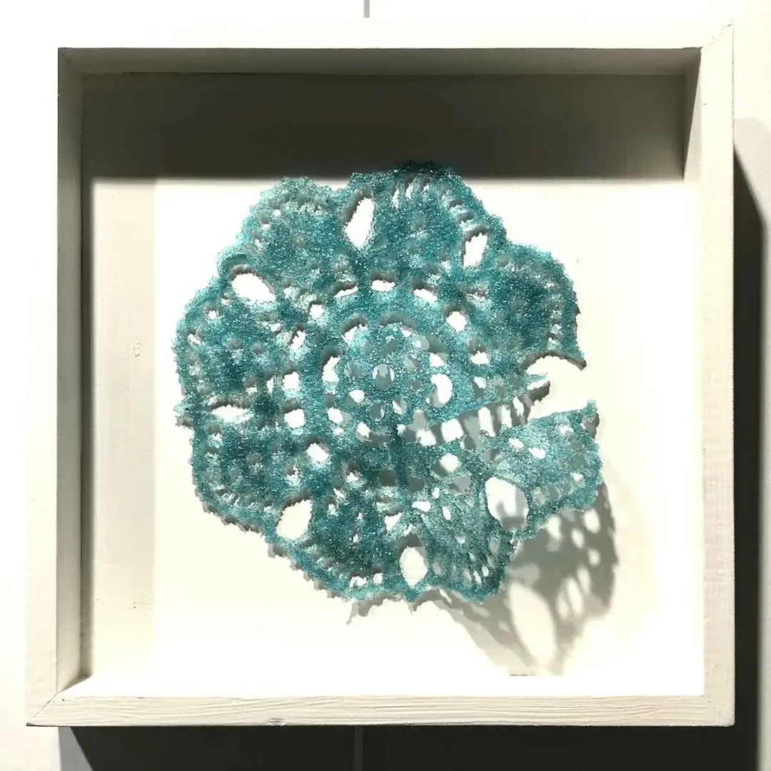 yakınlaştır "Ezo Gelinin Çeyizi" eseri SERAP BEDEL tarafından 25x25 cm ölçülerinde Kalıpta Şekillendirme tekniği ile yapılmıştır.