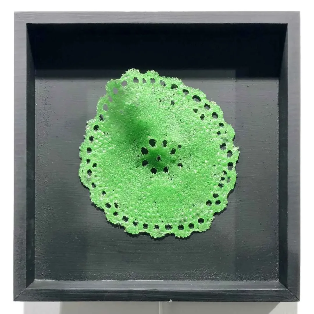 yakınlaştır "Ezo Gelinin Çeyizi" eseri SERAP BEDEL tarafından 25x25 cm ölçülerinde Kalıpta Şekillendirme tekniği ile yapılmıştır.