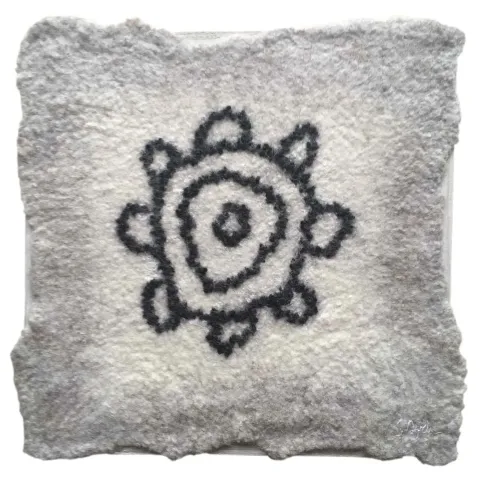 STEFANİE AYDIN — “Yörük”, 2019 "Yörük" eseri STEFANİE AYDIN tarafından 2019 yılında 25x25 cm ölçülerinde Yün-Keçe tekniği ile yapılmıştır.