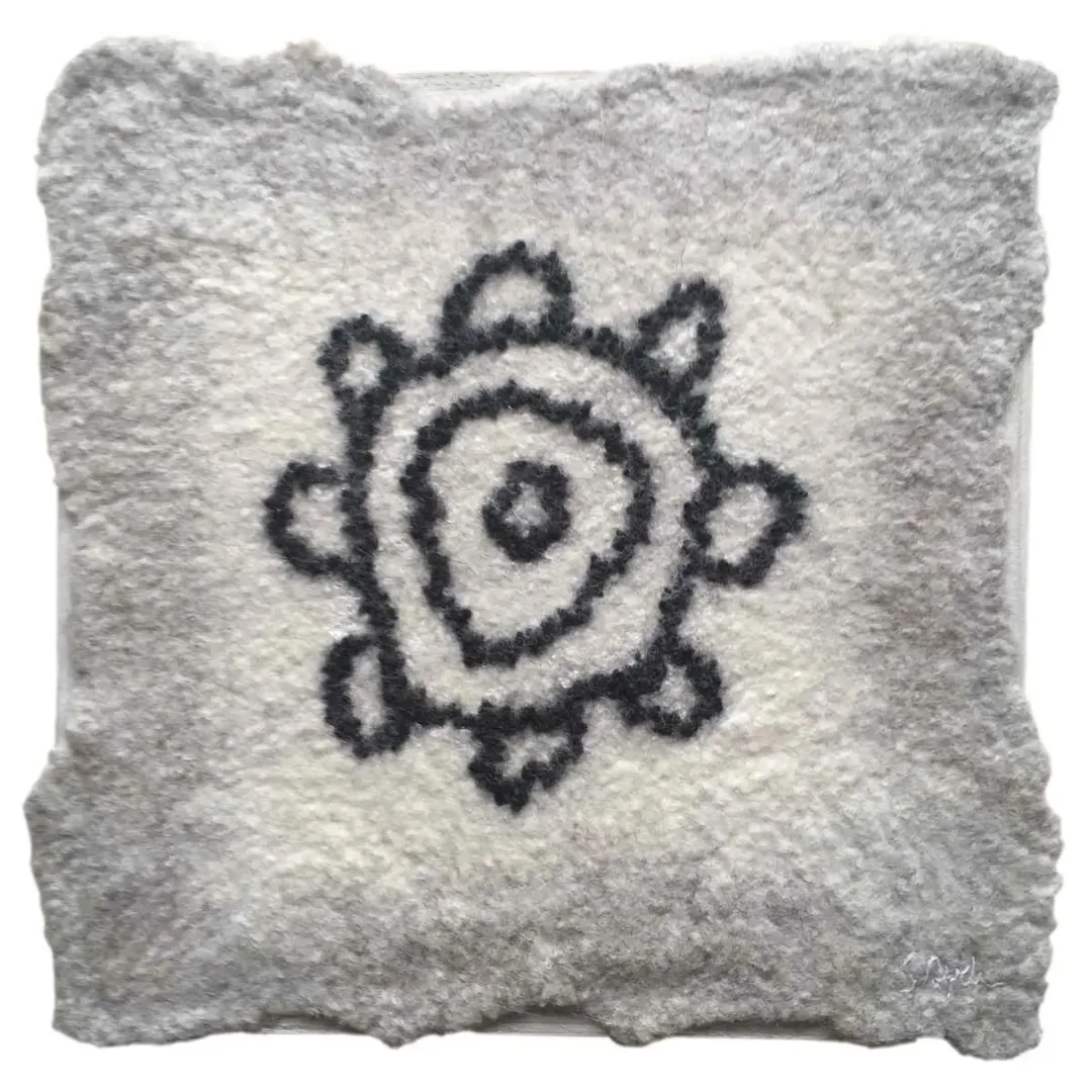 "Yörük" eseri STEFANİE AYDIN tarafından 2019 yılında 25x25 cm ölçülerinde Yün-Keçe tekniği ile yapılmıştır.