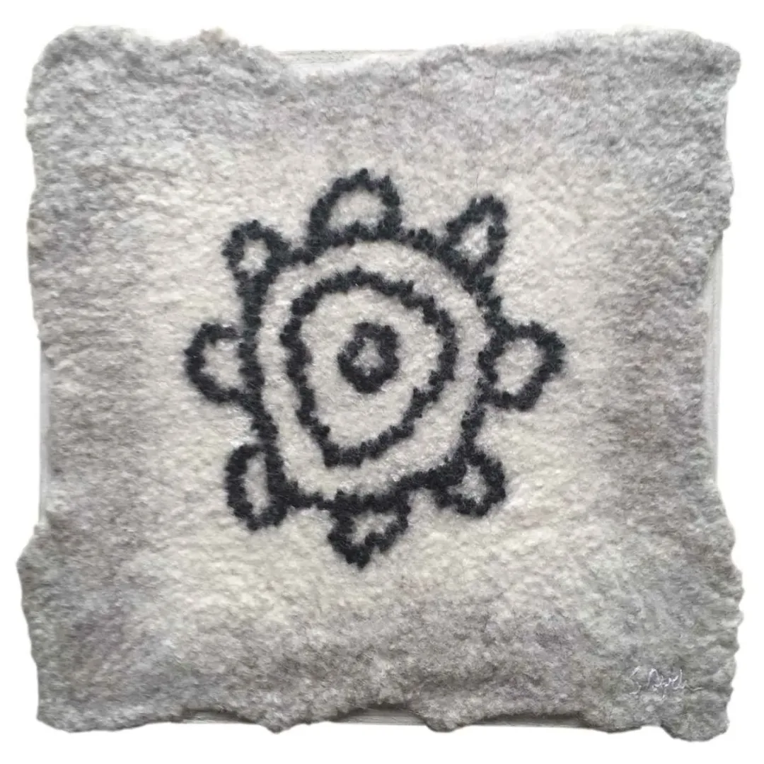 yakınlaştır "Yörük" eseri STEFANİE AYDIN tarafından 2019 yılında 25x25 cm ölçülerinde Yün-Keçe tekniği ile yapılmıştır.