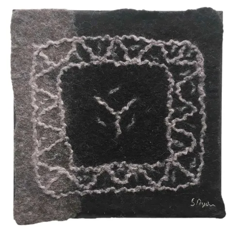 STEFANİE AYDIN — “Yörük”, 2019 "Yörük" eseri STEFANİE AYDIN tarafından 2019 yılında 25x25 cm ölçülerinde Yün-Keçe tekniği ile yapılmıştır.