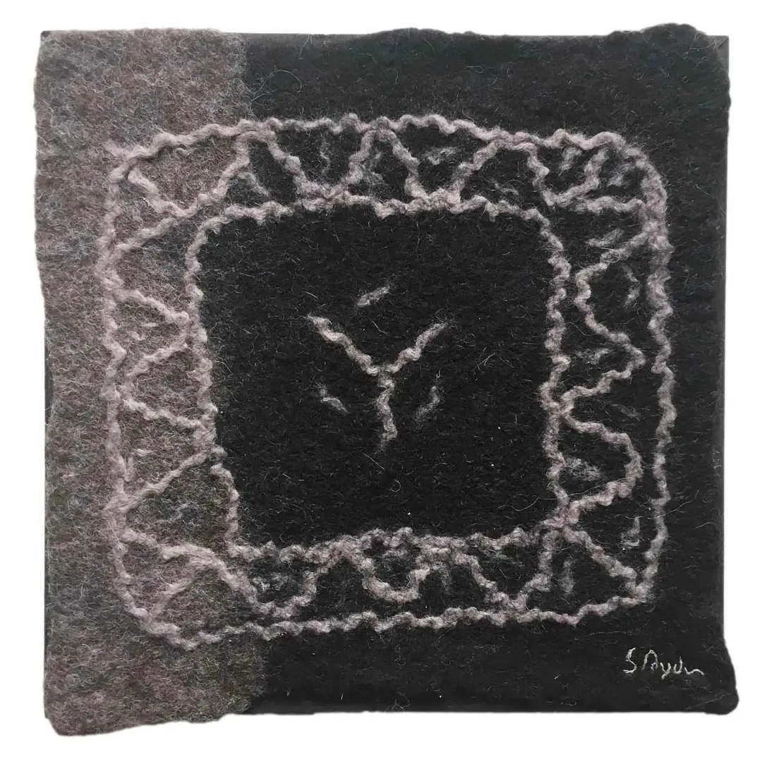 "Yörük" eseri STEFANİE AYDIN tarafından 2019 yılında 25x25 cm ölçülerinde Yün-Keçe tekniği ile yapılmıştır.