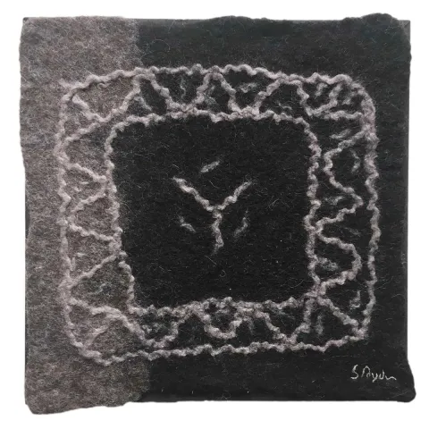 "Yörük" eseri STEFANİE AYDIN tarafından 2019 yılında 25x25 cm ölçülerinde Yün-Keçe tekniği ile yapılmıştır.
