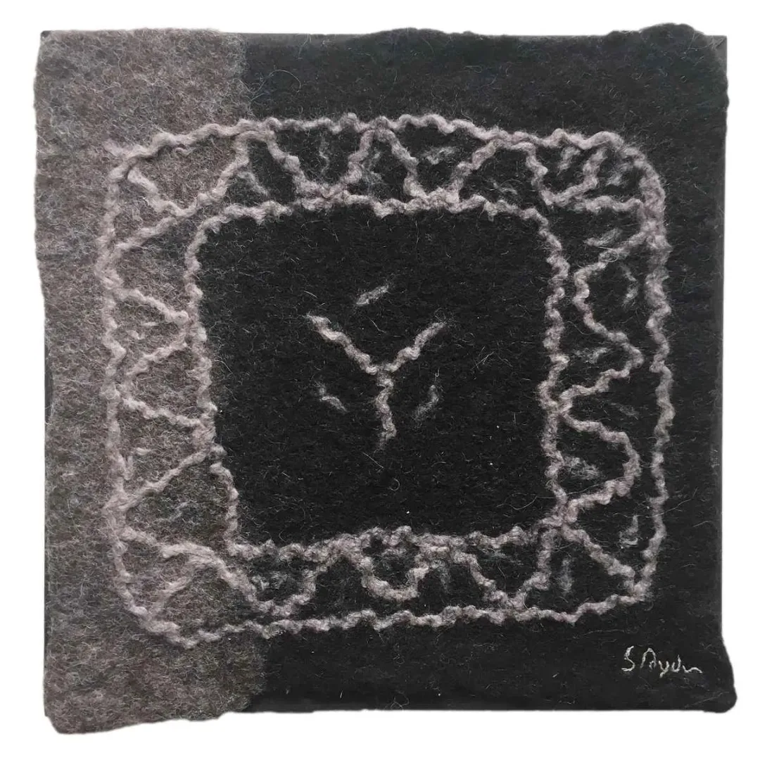 "Yörük" eseri STEFANİE AYDIN tarafından 2019 yılında 25x25 cm ölçülerinde Yün-Keçe tekniği ile yapılmıştır.