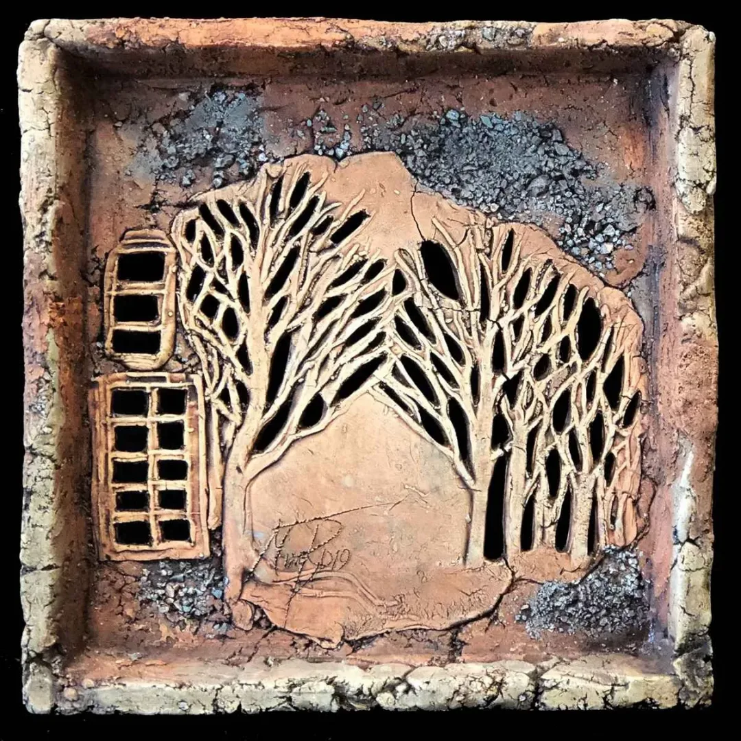 MİNE POYRAZ — “İsimsiz”, 2019 "İsimsiz" eseri MİNE POYRAZ tarafından 2019 yılında 25x25 cm ölçülerinde Seramik tekniği ile yapılmıştır.