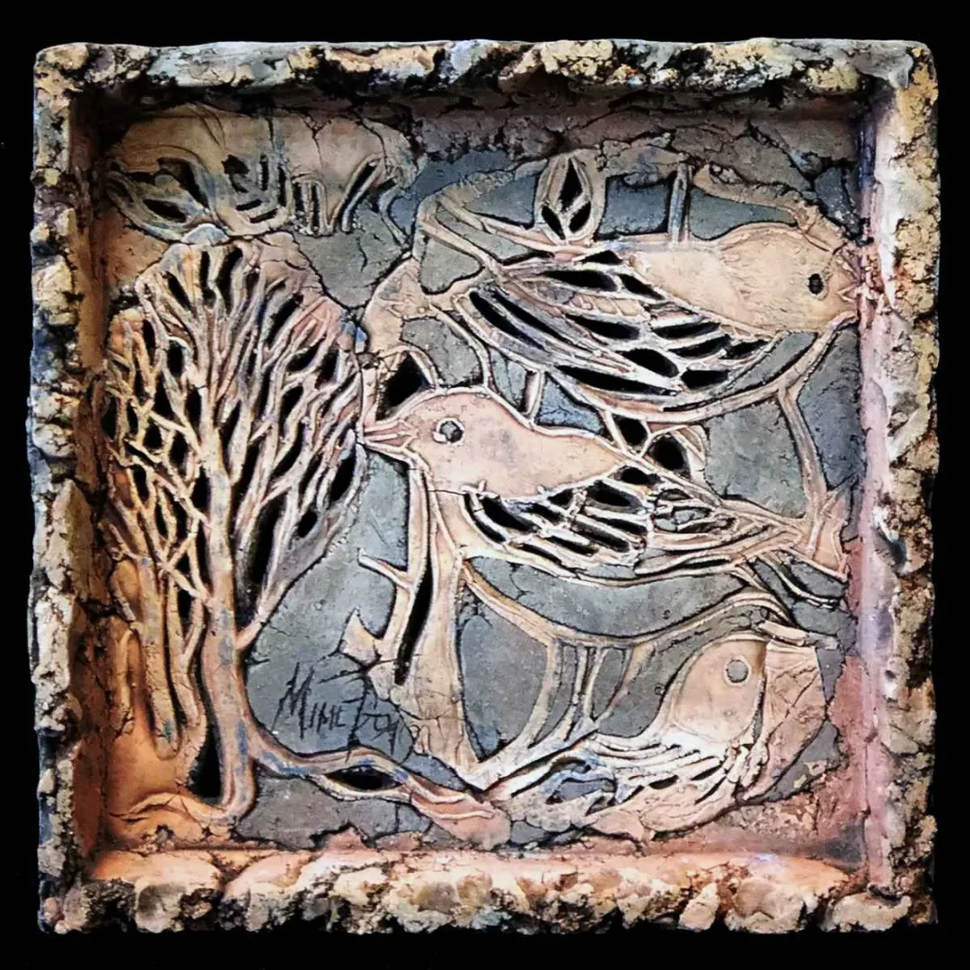MİNE POYRAZ — “İsimsiz”, 2019 "İsimsiz" eseri MİNE POYRAZ tarafından 2019 yılında 25x25 cm ölçülerinde Seramik tekniği ile yapılmıştır.