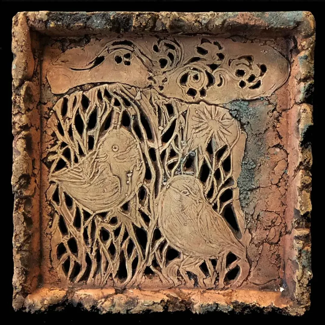 MİNE POYRAZ — “İsimsiz”, 2019 "İsimsiz" eseri MİNE POYRAZ tarafından 2019 yılında 25x25 cm ölçülerinde Seramik tekniği ile yapılmıştır.