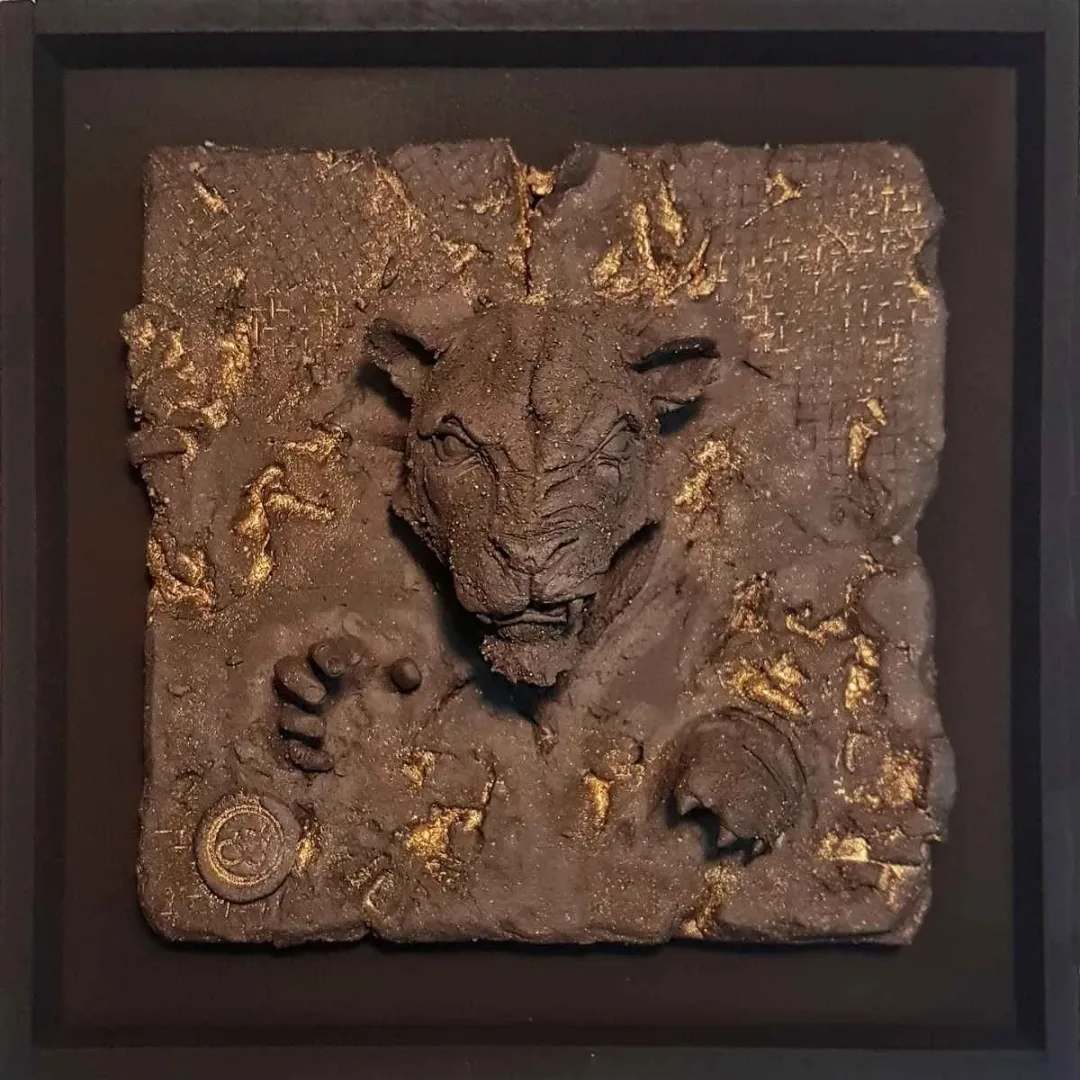yakınlaştır "Muhafızlar" eseri BUĞRA ÖZER tarafından 2019 yılında 25x25 cm ölçülerinde Seramik tekniği ile yapılmıştır.