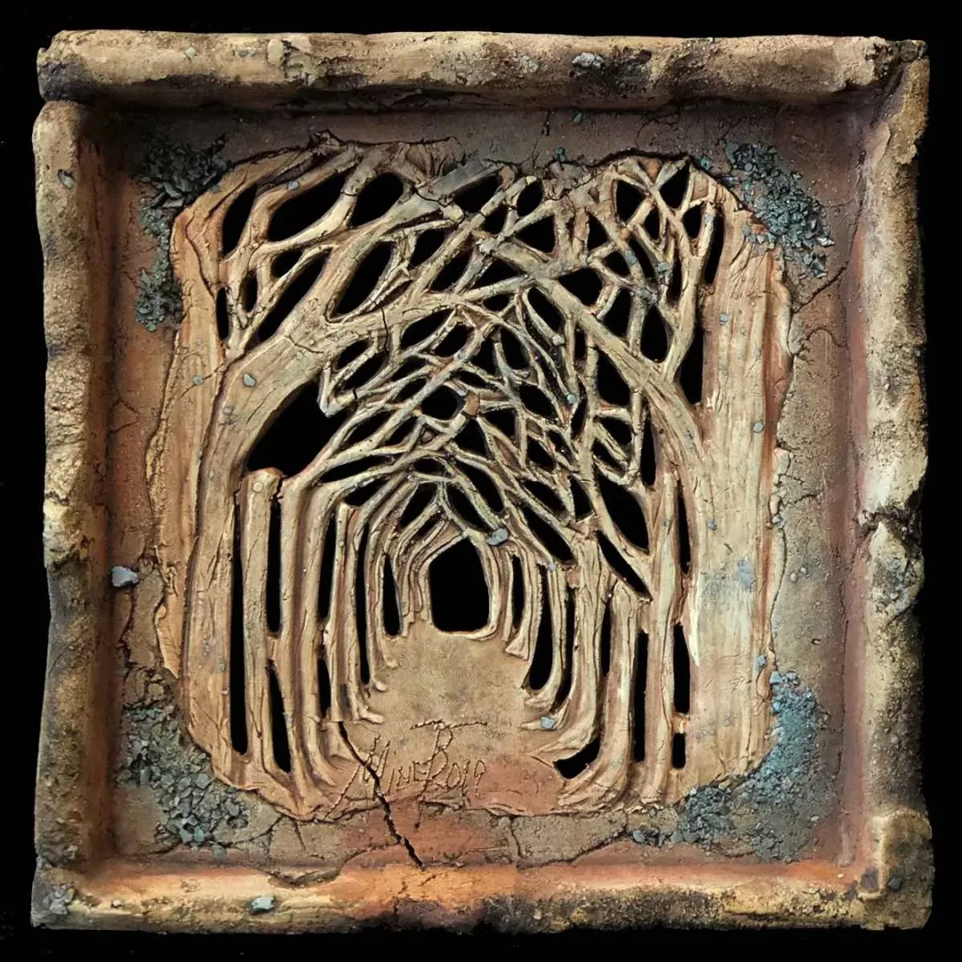 MİNE POYRAZ — “İsimsiz”, 2019 "İsimsiz" eseri MİNE POYRAZ tarafından 2019 yılında 25x25 cm ölçülerinde Seramik tekniği ile yapılmıştır.