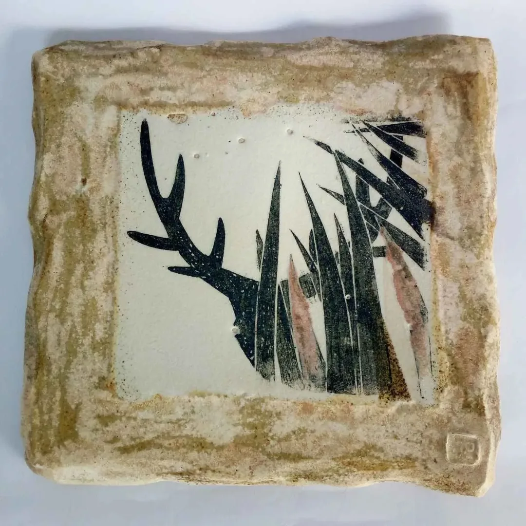 yakınlaştır "İsimsiz" eseri AYŞE ERGÜNER tarafından 2019 yılında 25x25 cm ölçülerinde Seramik tekniği ile yapılmıştır.