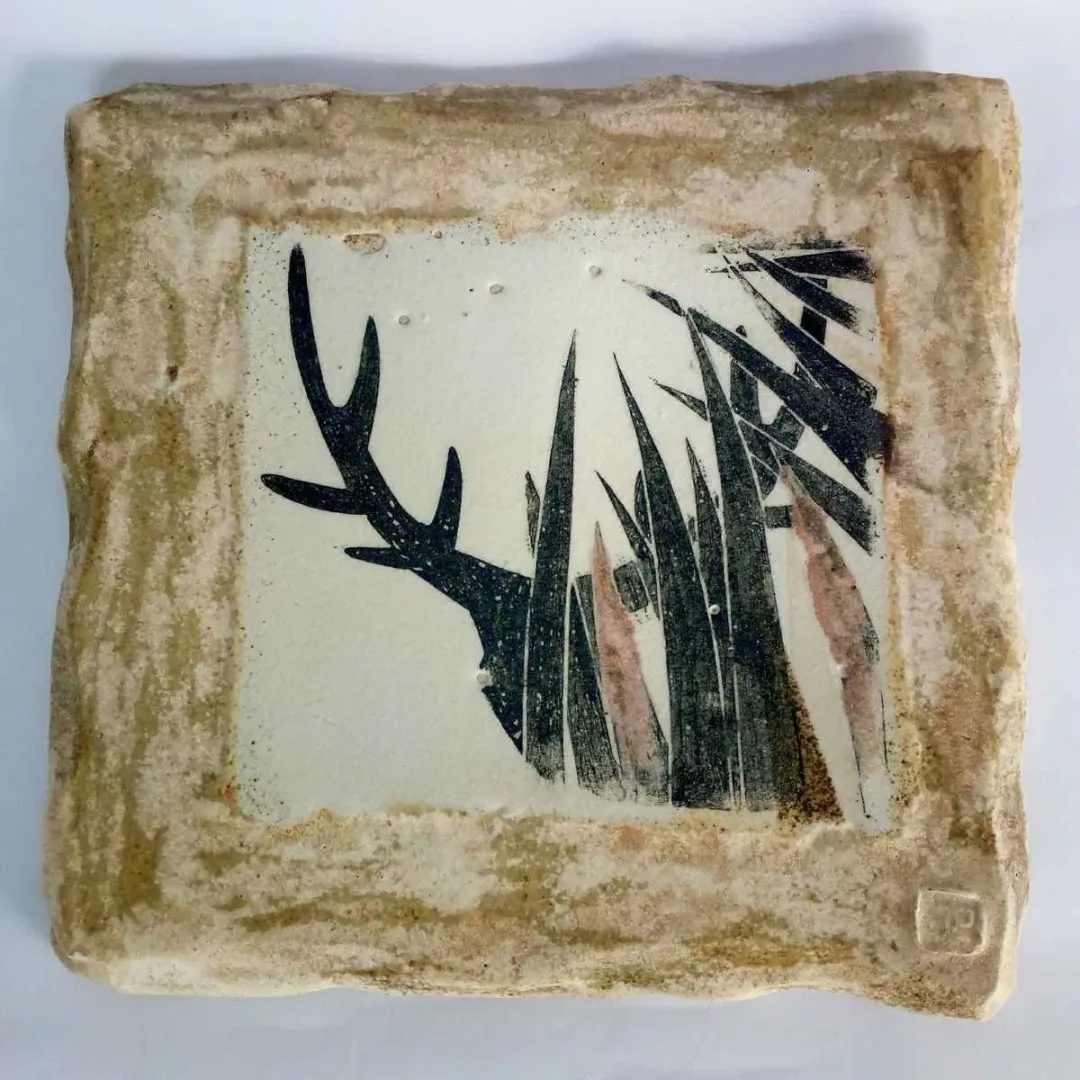 AYŞE ERGÜNER — “İsimsiz”, 2019 "İsimsiz" eseri AYŞE ERGÜNER tarafından 2019 yılında 25x25 cm ölçülerinde Seramik tekniği ile yapılmıştır.