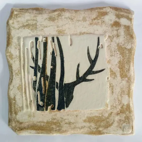"İsimsiz" eseri AYŞE ERGÜNER tarafından 2019 yılında 25x25 cm ölçülerinde Seramik tekniği ile yapılmıştır.