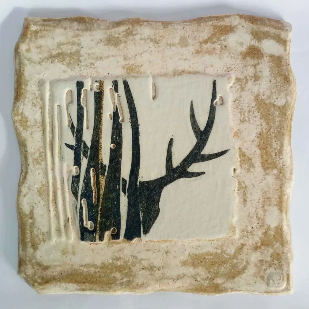 AYŞE ERGÜNER — “İsimsiz”, 2019 "İsimsiz" eseri AYŞE ERGÜNER tarafından 2019 yılında 25x25 cm ölçülerinde Seramik tekniği ile yapılmıştır.