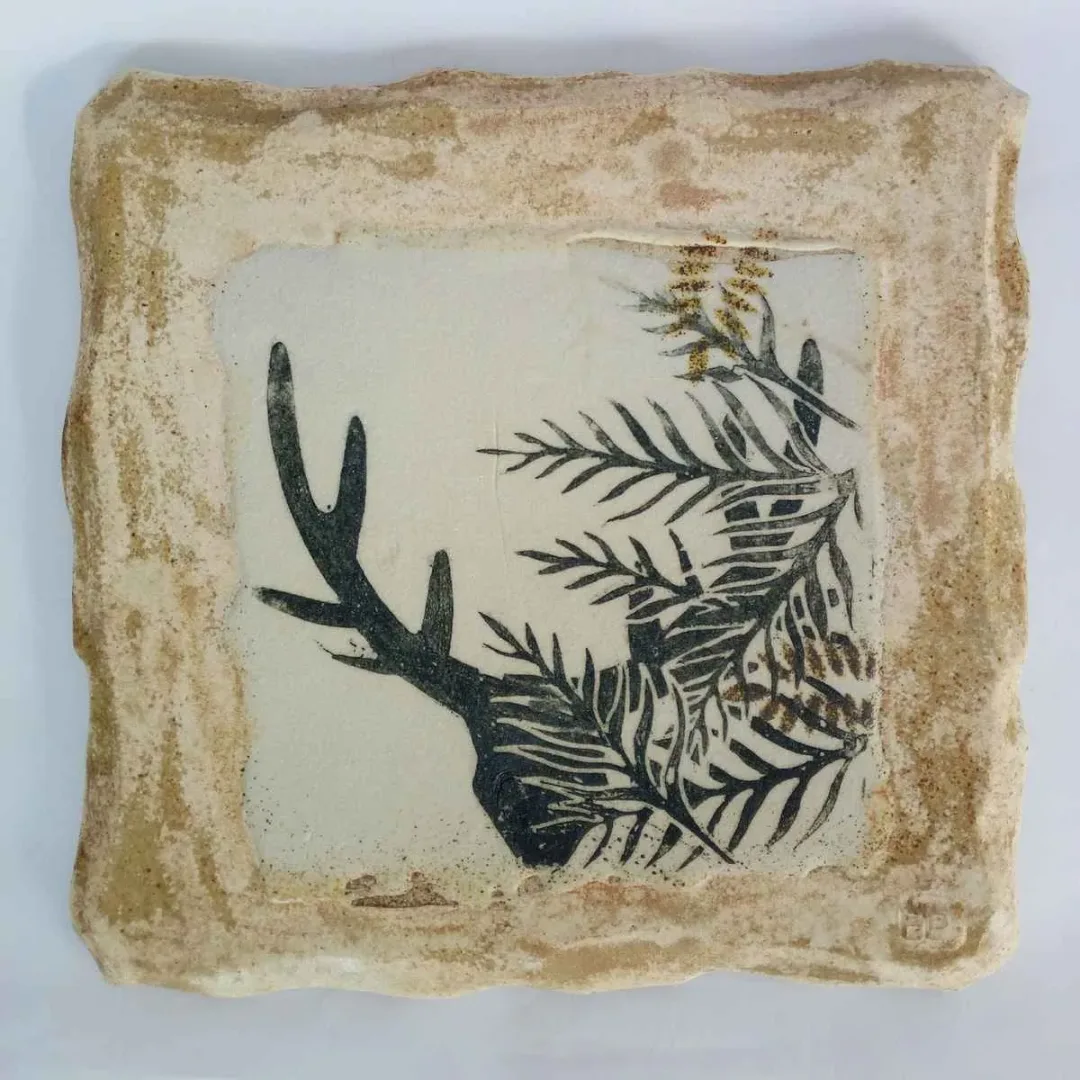 AYŞE ERGÜNER — “İsimsiz”, 2019 "İsimsiz" eseri AYŞE ERGÜNER tarafından 2019 yılında 25x25 cm ölçülerinde Seramik tekniği ile yapılmıştır.