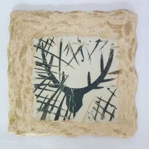"İsimsiz" eseri AYŞE ERGÜNER tarafından 2019 yılında 25x25 cm ölçülerinde Seramik tekniği ile yapılmıştır.