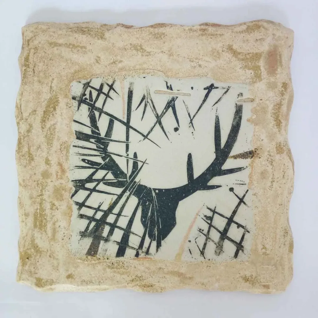 AYŞE ERGÜNER — “İsimsiz”, 2019 "İsimsiz" eseri AYŞE ERGÜNER tarafından 2019 yılında 25x25 cm ölçülerinde Seramik tekniği ile yapılmıştır.
