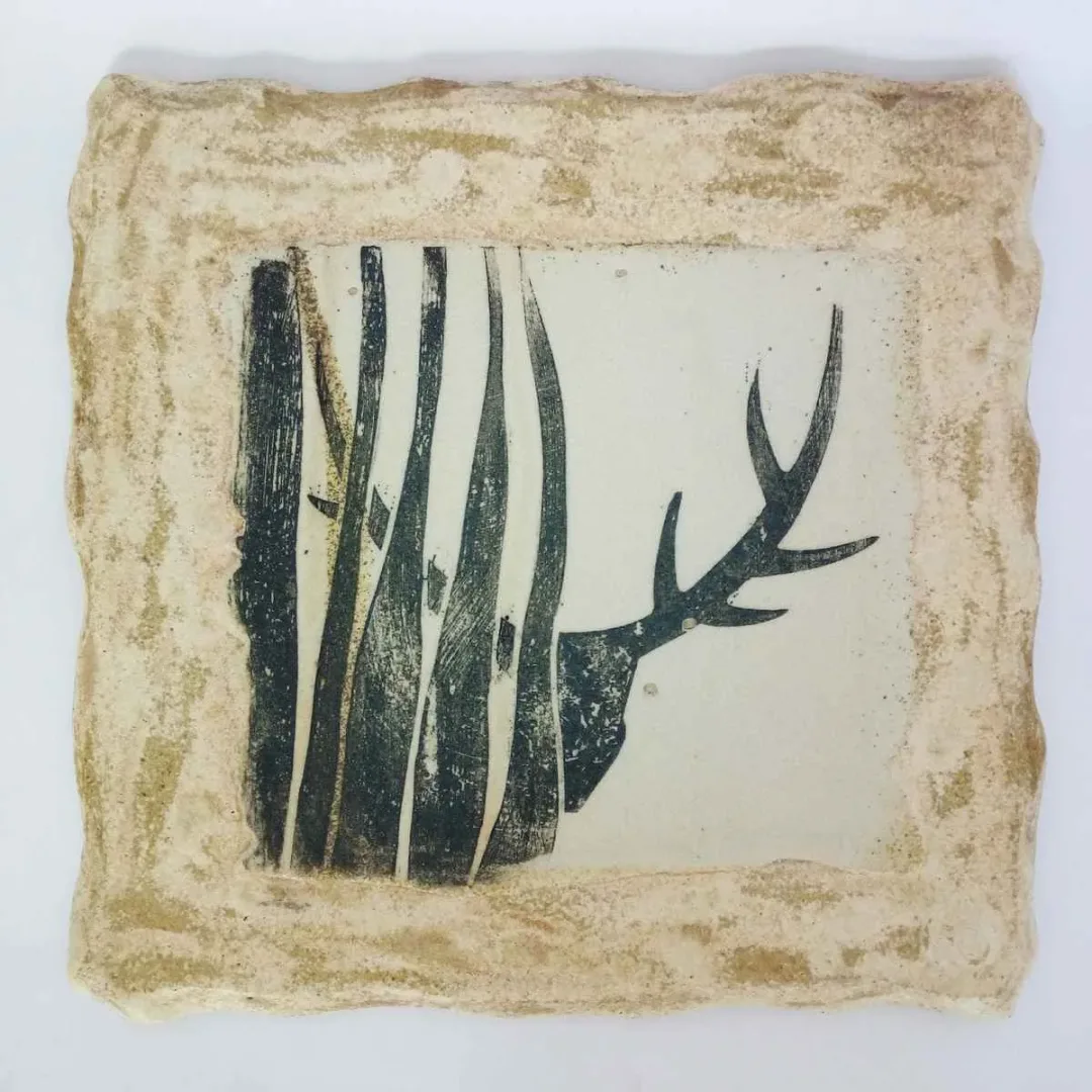 AYŞE ERGÜNER — “İsimsiz”, 2019 "İsimsiz" eseri AYŞE ERGÜNER tarafından 2019 yılında 25x25 cm ölçülerinde Seramik tekniği ile yapılmıştır.