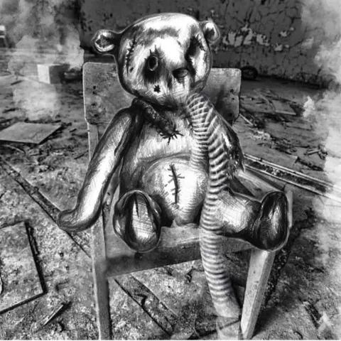 CANER KEMAHLIOĞLU — “Çernobil I”, 2019 "Çernobil I" eseri CANER KEMAHLIOĞLU tarafından 2019 yılında 25x25 cm ölçülerinde Tuval üzeri karışık teknik tekniği ile yapılmıştır.