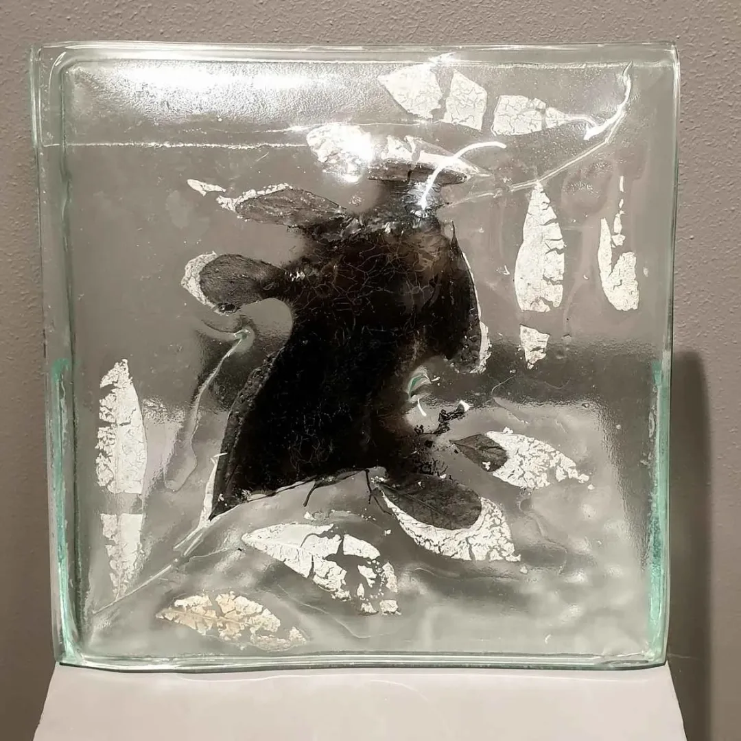 DENİZ KÜÇÜKBALLILAR — “İsimsiz”, 2019 "İsimsiz" eseri DENİZ KÜÇÜKBALLILAR tarafından 2019 yılında 25x25 cm ölçülerinde Cam tekniği ile yapılmıştır.