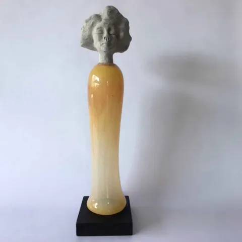 "İsimsiz" eseri HALE FERİHA HENDEKCİGİL tarafından 2019 yılında Cam tekniği ile yapılmıştır.