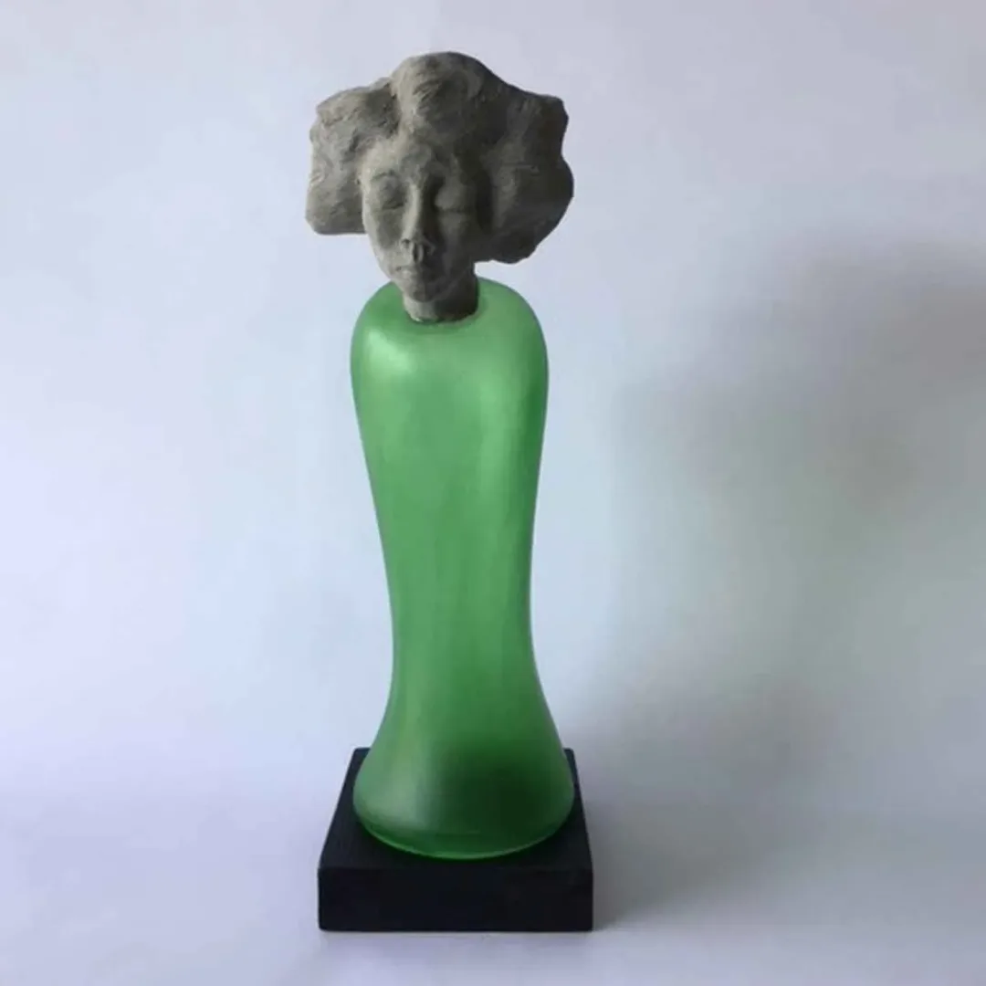 HALE FERİHA HENDEKCİGİL — “İsimsiz”, 2019 "İsimsiz" eseri HALE FERİHA HENDEKCİGİL tarafından 2019 yılında Cam tekniği ile yapılmıştır.