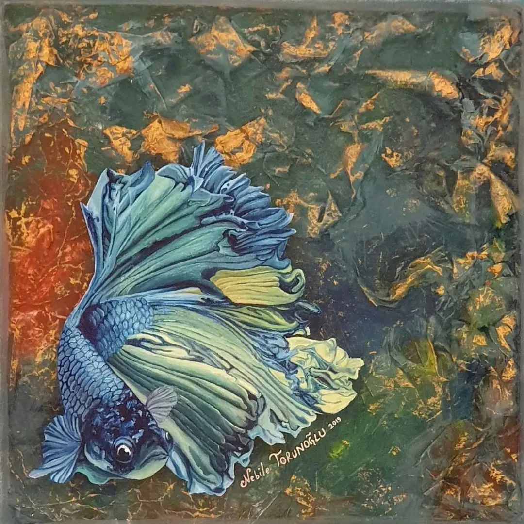 "İsimsiz" eseri NEBİLE TORUNOĞLU tarafından 2019 yılında 25x25 cm ölçülerinde Tuval üzeri yağlı boya + epoksi tekniği ile yapılmıştır.