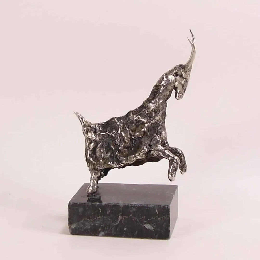 ÖZER AKTAŞ — “İsimsiz”, 2019 "İsimsiz" eseri ÖZER AKTAŞ tarafından 2019 yılında Demir yontu tekniği ile yapılmıştır.