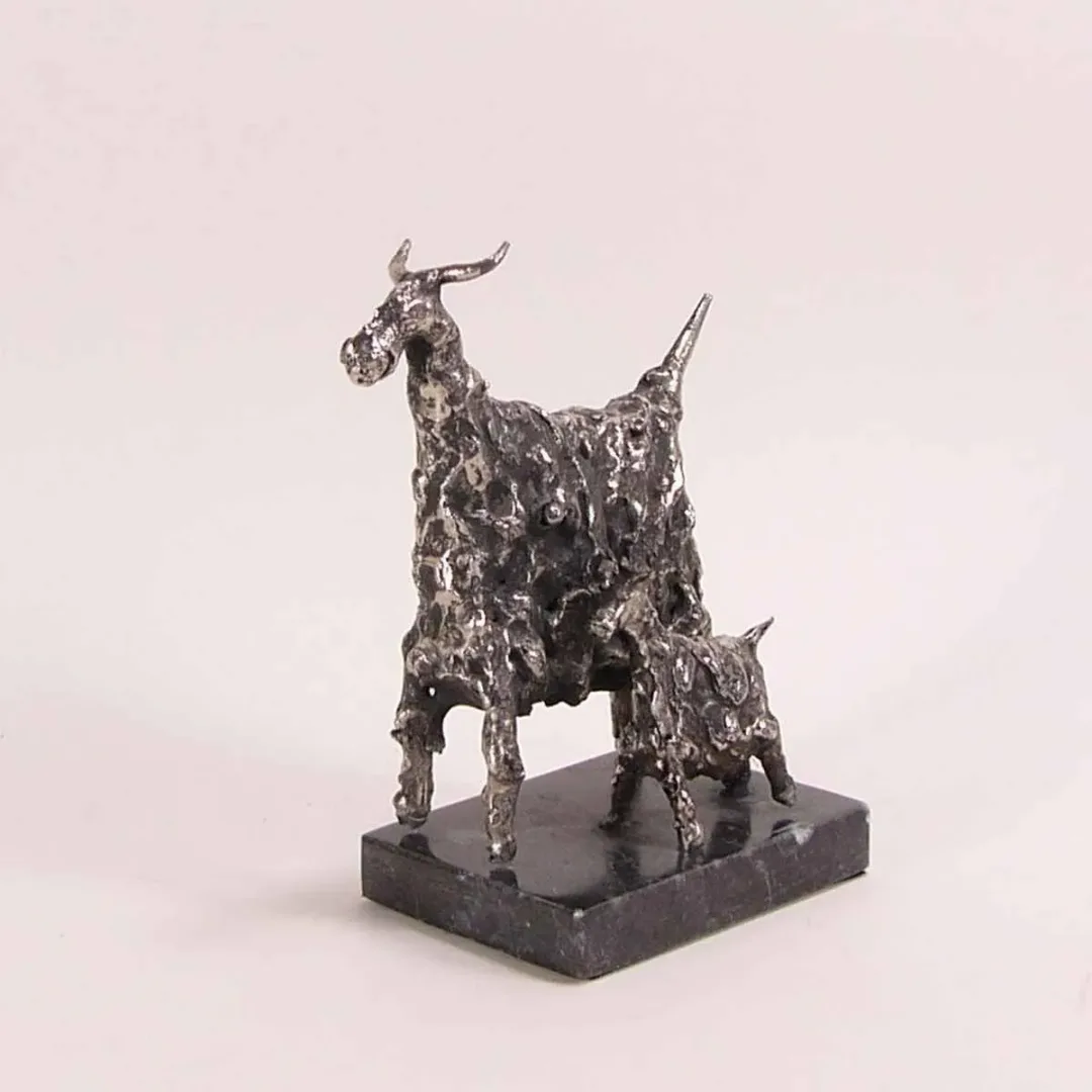 ÖZER AKTAŞ — “İsimsiz”, 2019 "İsimsiz" eseri ÖZER AKTAŞ tarafından 2019 yılında Demir yontu tekniği ile yapılmıştır.
