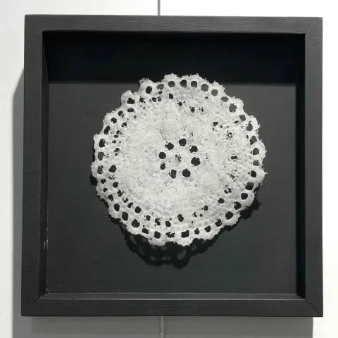 SERAP BEDEL — “Ezo Gelinin Çeyizi” "Ezo Gelinin Çeyizi" eseri SERAP BEDEL tarafından 25x25 cm ölçülerinde Kalıpta Şekillendirme tekniği ile yapılmıştır.