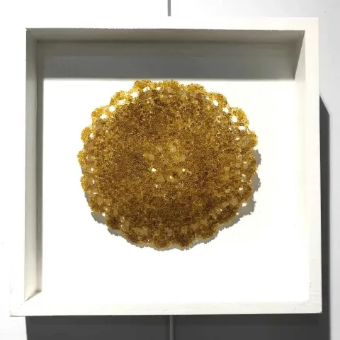 SERAP BEDEL — “Ezo Gelinin Çeyizi” "Ezo Gelinin Çeyizi" eseri SERAP BEDEL tarafından 25x25 cm ölçülerinde Kalıpta Şekillendirme tekniği ile yapılmıştır.