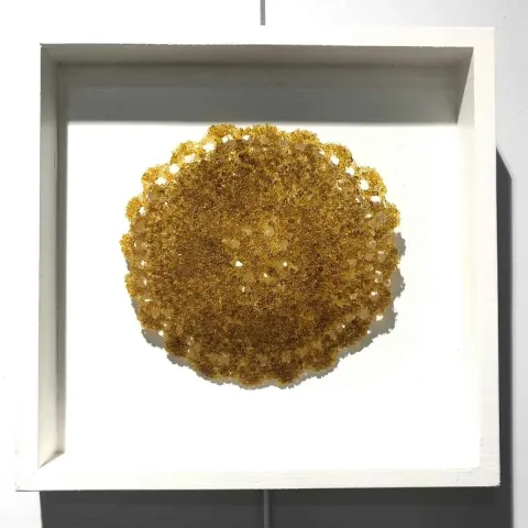 SERAP BEDEL — “Ezo Gelinin Çeyizi” "Ezo Gelinin Çeyizi" eseri SERAP BEDEL tarafından 25x25 cm ölçülerinde Kalıpta Şekillendirme tekniği ile yapılmıştır.