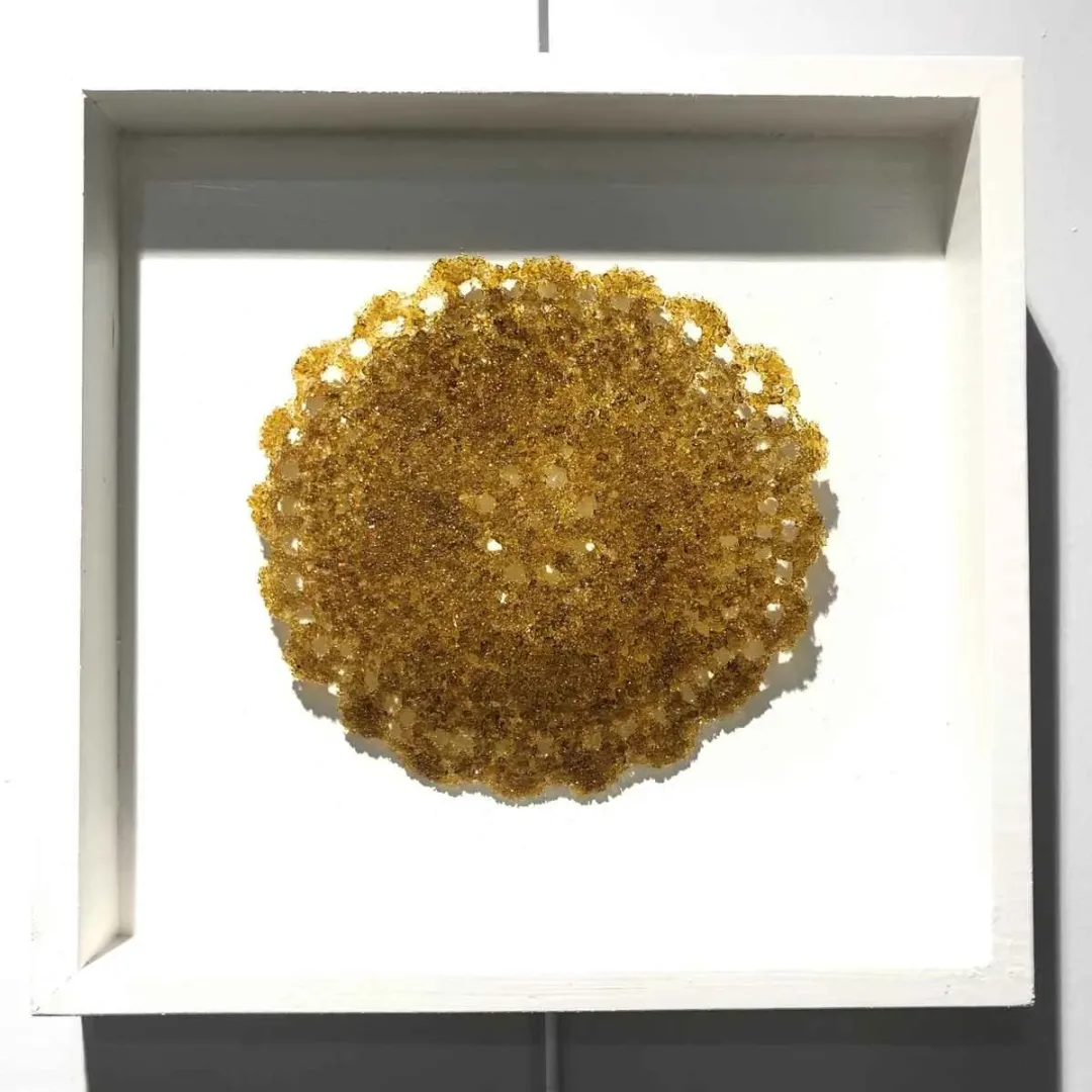 "Ezo Gelinin Çeyizi" eseri SERAP BEDEL tarafından 25x25 cm ölçülerinde Kalıpta Şekillendirme tekniği ile yapılmıştır.