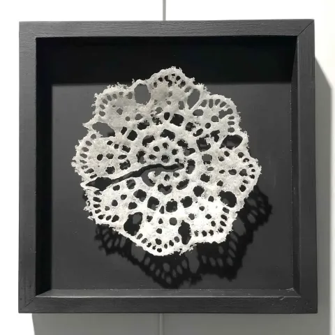 SERAP BEDEL — “Ezo Gelinin Çeyizi” "Ezo Gelinin Çeyizi" eseri SERAP BEDEL tarafından 25x25 cm ölçülerinde Kalıpta Şekillendirme tekniği ile yapılmıştır.