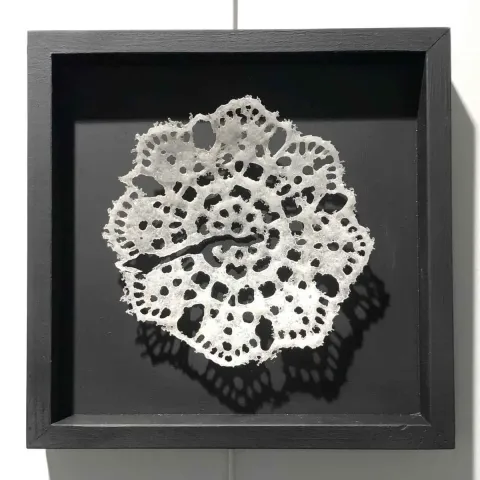 SERAP BEDEL — “Ezo Gelinin Çeyizi” "Ezo Gelinin Çeyizi" eseri SERAP BEDEL tarafından 25x25 cm ölçülerinde Kalıpta Şekillendirme tekniği ile yapılmıştır.