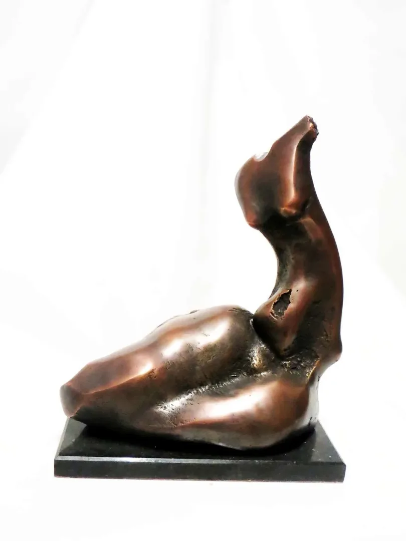 AZİMET KARAMAN — “isimsiz”, 2019 "isimsiz" eseri AZİMET KARAMAN tarafından 2019 yılında 31x28x16 cm ölçülerinde Bronz tekniği ile yapılmıştır.