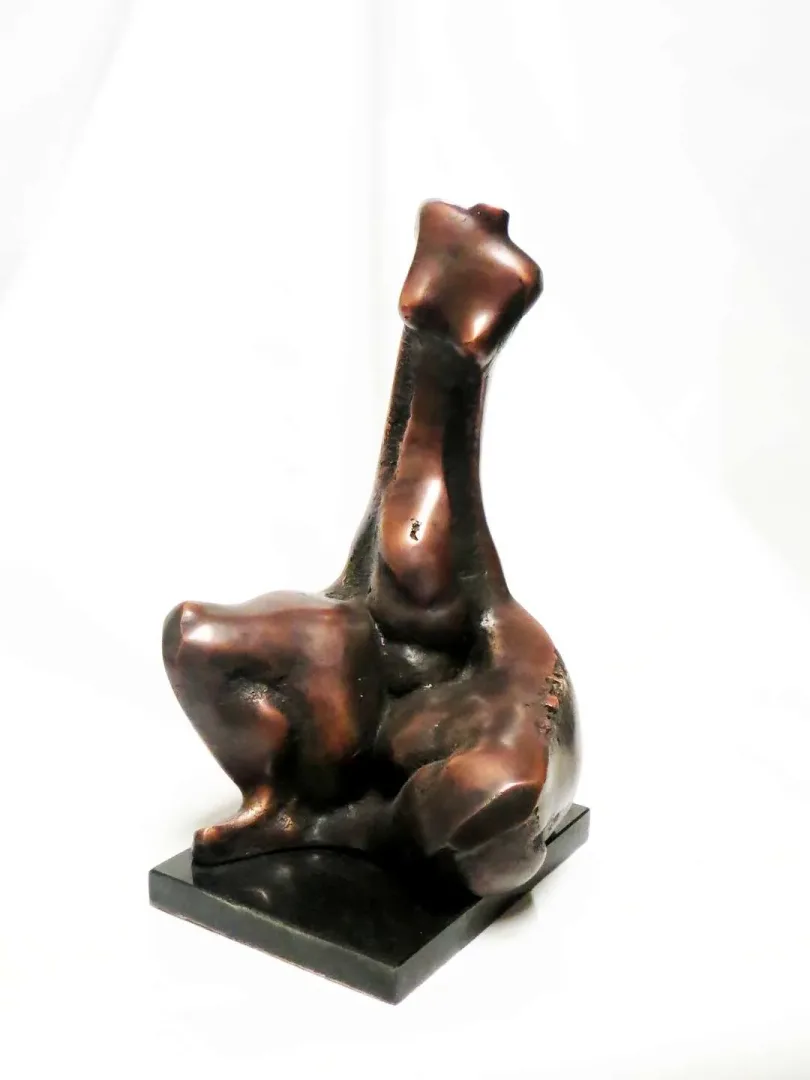 AZİMET KARAMAN — “isimsiz”, 2019 "isimsiz" eseri AZİMET KARAMAN tarafından 2019 yılında 32x20x19 cm ölçülerinde Bronz tekniği ile yapılmıştır.