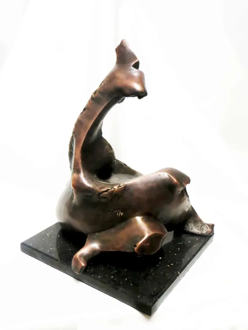 AZİMET KARAMAN — “isimsiz”, 2019 "isimsiz" eseri AZİMET KARAMAN tarafından 2019 yılında 34x25x27 cm ölçülerinde Bronz tekniği ile yapılmıştır.