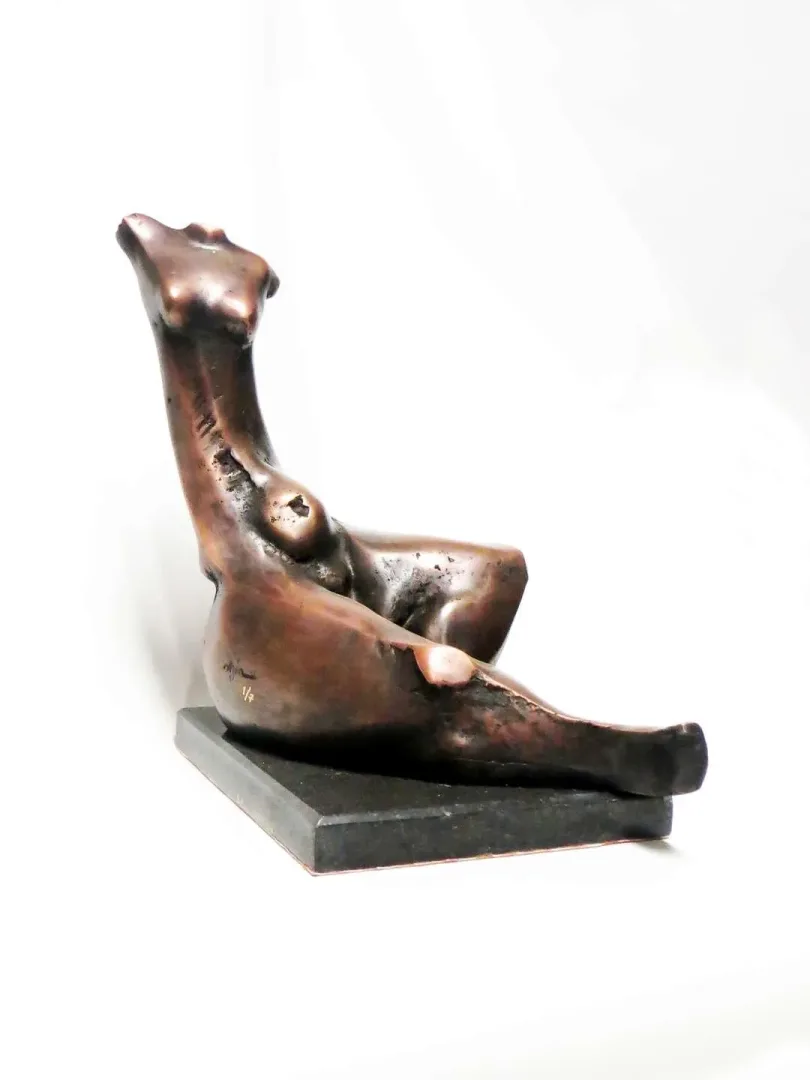 AZİMET KARAMAN — “isimsiz”, 2019 "isimsiz" eseri AZİMET KARAMAN tarafından 2019 yılında 25x26x15 cm ölçülerinde Bronz tekniği ile yapılmıştır.