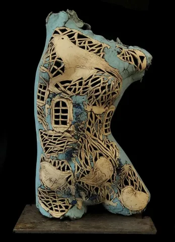 "Pencere" eseri MİNE POYRAZ tarafından 2020 yılında 67x37x22 cm ölçülerinde Seramik 1200° Ajur Tekniği tekniği ile yapılmıştır.