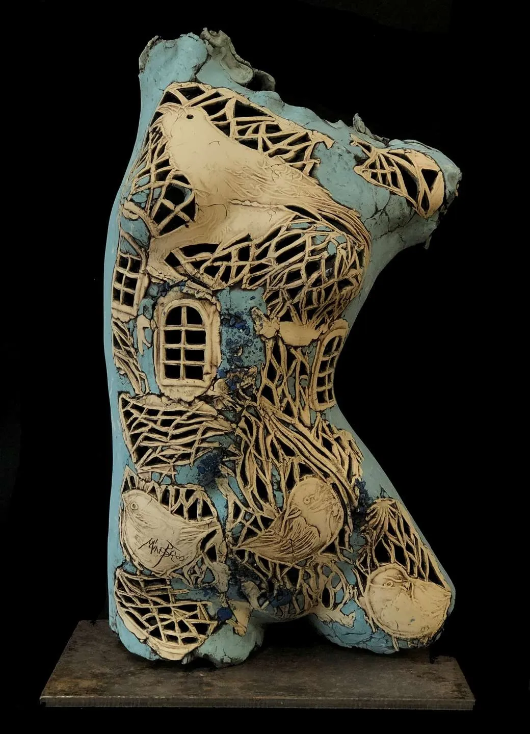 "Pencere" eseri MİNE POYRAZ tarafından 2020 yılında 67x37x22 cm ölçülerinde Seramik 1200° Ajur Tekniği tekniği ile yapılmıştır.