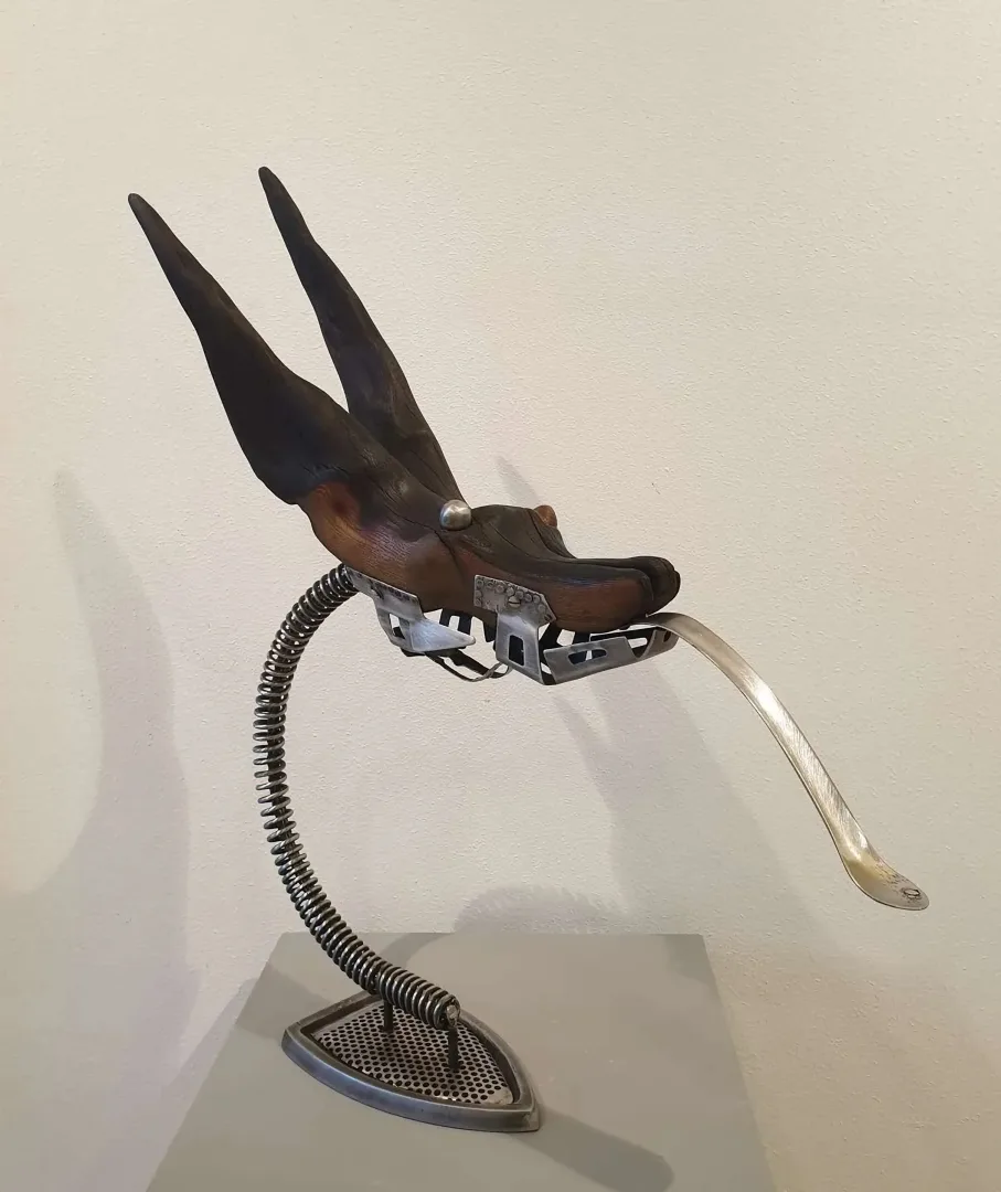 "Doberman" eseri SERKAN ERKOÇ tarafından 2020 yılında 60x49x13 cm ölçülerinde Ahşap, metal tekniği ile yapılmıştır.