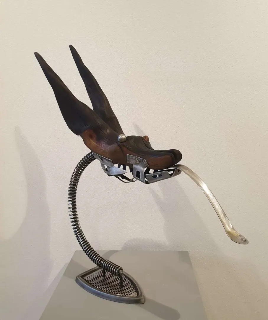 yakınlaştır "Doberman" eseri SERKAN ERKOÇ tarafından 2020 yılında 60x49x13 cm ölçülerinde Ahşap, metal tekniği ile yapılmıştır.