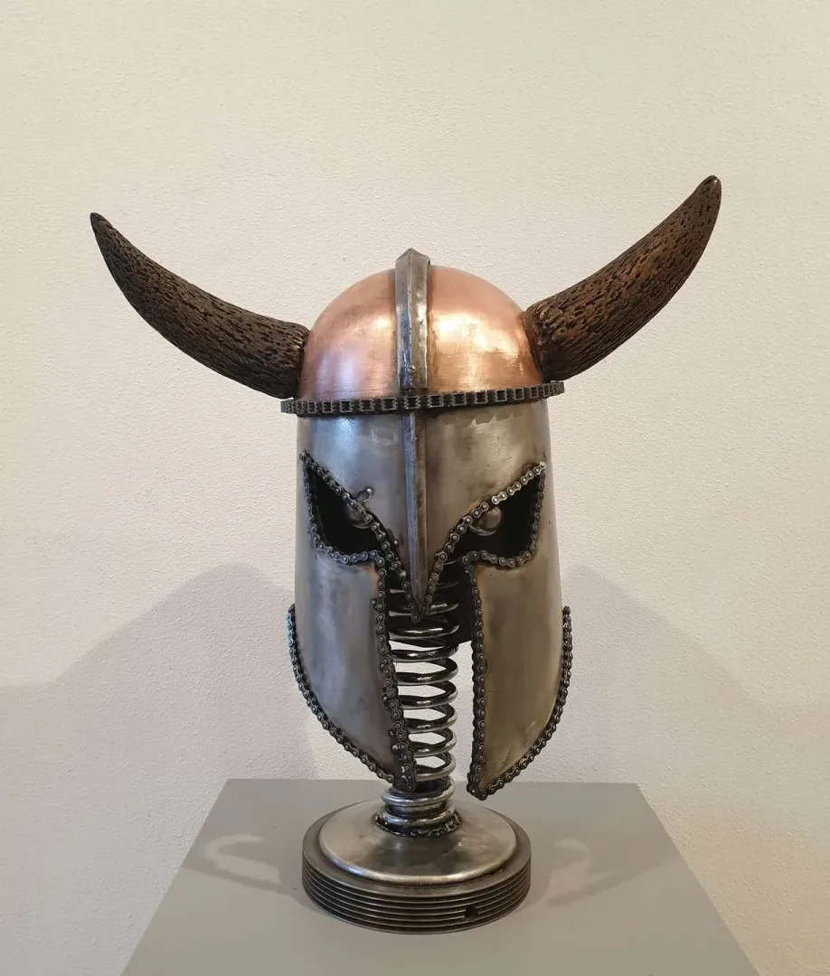 yakınlaştır "Miğfer" eseri SERKAN ERKOÇ tarafından 2020 yılında 46x88x18 cm ölçülerinde Metal+Kemik tekniği ile yapılmıştır.